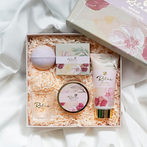 Accentra RELAX Presentset 5-Delar - TEA ROSE & VELVET Wellness Badset med Handkräm, Kroppssmör & Badbomb